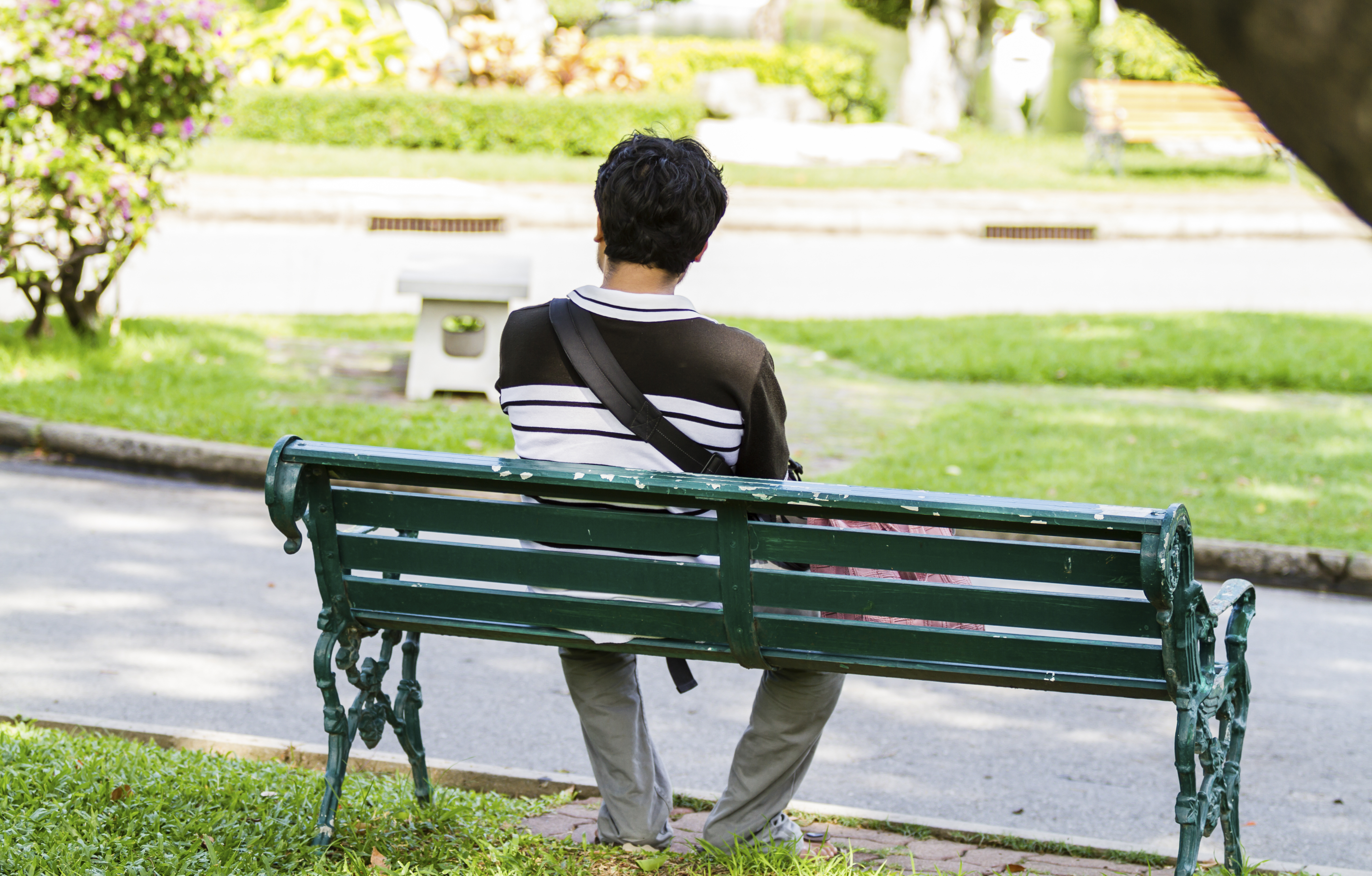 Mand på bænk